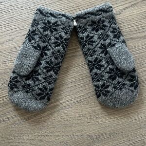 Nordic star pattern knitted mittens